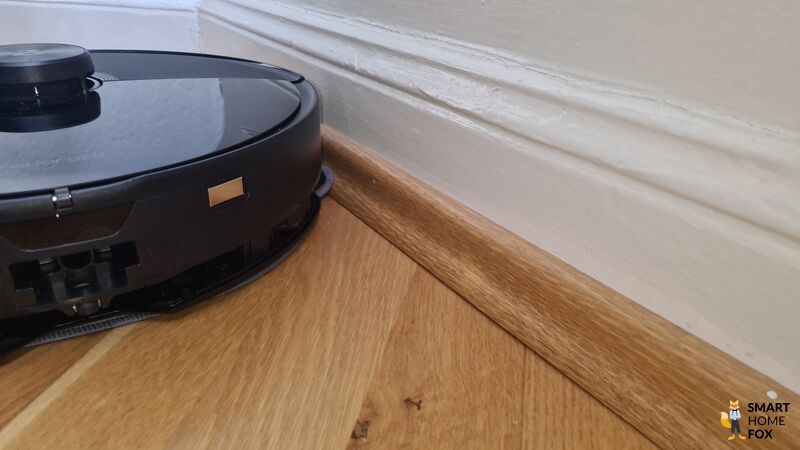 Der Seitenmopp des Roborock S8 MaxV Ultra wischt entlang der Leisten.